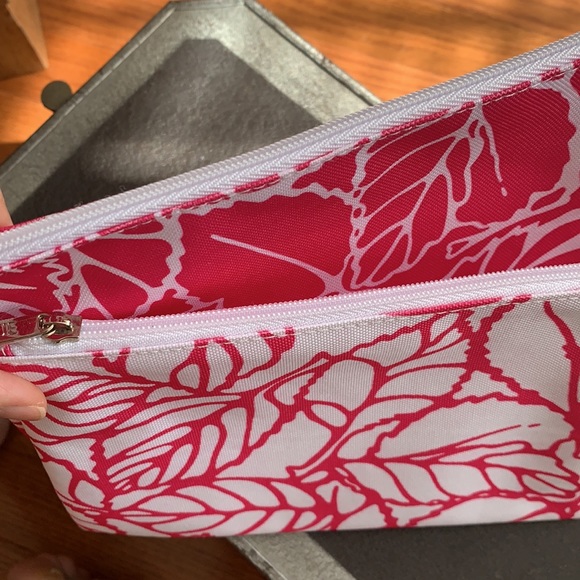 Pair of Clinique cosmetic bags in fuschia - Picture 5 of 7